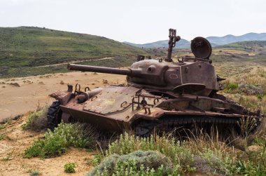 Lemnos adasının kumullarında terk edilmiş eski paslı tank, Yunanistan