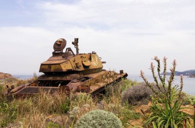 Lemnos adasının kumullarında terk edilmiş eski paslı tank, Yunanistan