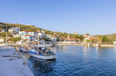 Ai Stratis adasının pitoresk limanına bakış, Yunanistan
