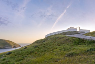 Sıcak günbatımı renklerde, limana bakan Agios Efstratios adasının mezarlığı