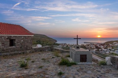 Gün batımında Saint Minas kilisesinin tepesinden Agios Efstratios adası, Yunanistan köyüne görünümü