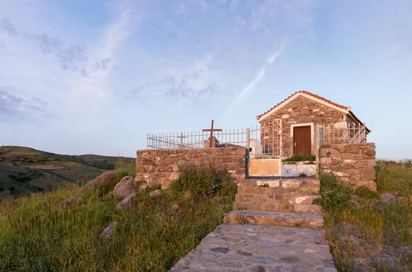 アギオス エフストレシオス島の聖ミナスのかわいい小さな教会 ギリシャ — ストック写真