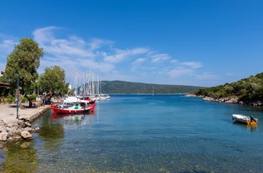 15 Haziran 2019 - Steni Vala, Alonissos island, Yunanistan - Steni Vala köyünün pitoresk küçük limanına bak, Alonnisos adası, Yunanistan