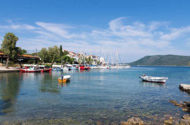 15 Haziran 2019 - Steni Vala, Alonissos island, Yunanistan - Steni Vala köyünün pitoresk küçük limanına bak, Alonnisos adası, Yunanistan