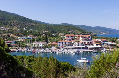 15 Haziran 2019 - Steni Vala, Alonissos island, Yunanistan - Steni Vala köyünün pitoresk küçük limanına bak, Alonnisos adası, Yunanistan