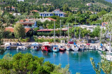 15 Haziran 2019 - Steni Vala, Alonissos island, Yunanistan - Steni Vala köyünün pitoresk küçük limanına bak, Alonnisos adası, Yunanistan