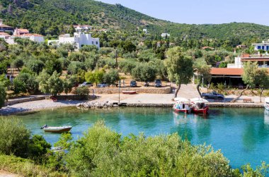 Steni Vala köyünün pitoresk küçük limanına bak, Alonnisos adası, Yunanistan