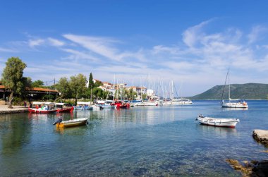 15 Haziran 2019 - Steni Vala, Alonissos island, Yunanistan - Steni Vala köyünün pitoresk küçük limanına bak, Alonnisos adası, Yunanistan