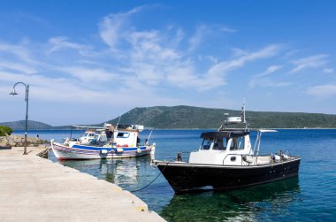 15 Haziran 2019 - Steni Vala, Alonissos adası, Yunanistan - Steni Vala'nın pitoresk küçük limanında tekneler, Alonissos adası, Yunanistan