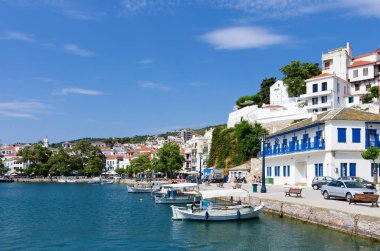 17 Haziran 2019 - Skopelos island, Yunanistan - Yunanistan'ın Pitoresk limanına bak
