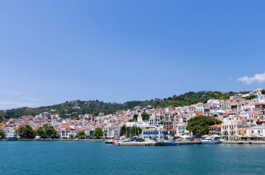 17 Haziran 2019 - Skopelos island, Yunanistan - Yunanistan'ın Pitoresk limanına bak