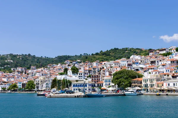 Juni 2019 Insel Skopelos Griechenland Blick Auf Den Malerischen Hafen lizenzfreie Stockbilder