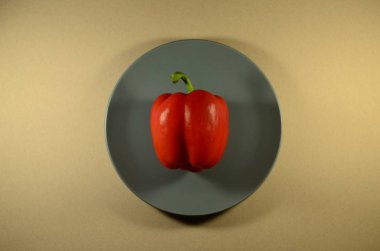 Mutfak masasında kırmızı biber