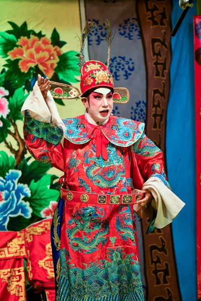 Actor y actriz de ópera china con maquillaje completo — Foto de Stock