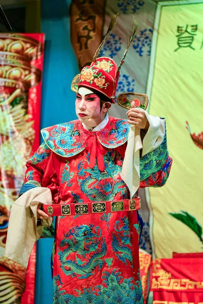 Actor y actriz de ópera china con maquillaje completo — Foto de Stock