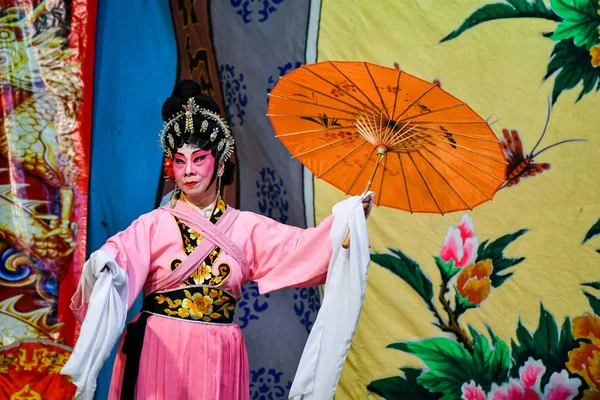 Actor y actriz de ópera china con maquillaje completo — Foto de Stock