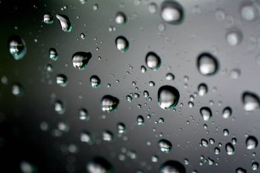cam üzerinde makro yağmur damlaları su