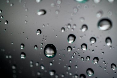 cam üzerinde makro yağmur damlaları su