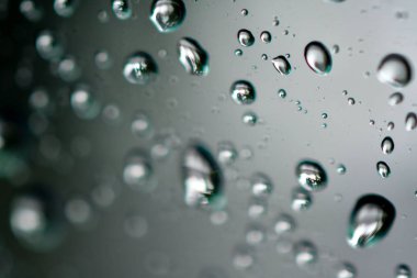 cam üzerinde makro yağmur damlaları su