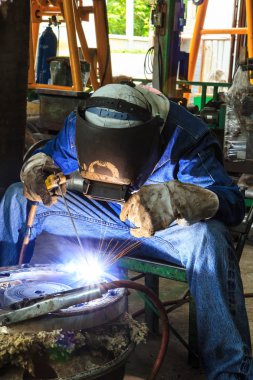 İşçi koruyucu maske ile boru kaynak kıvılcım