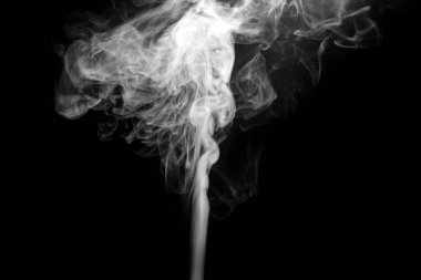 İzole edilmiş duman, soyut toz, siyah arkaplanda su püskürtücü.