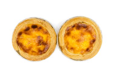 Beyaz arka planda izole edilmiş alüminyum folyo kaptaki yumurtalı tart.