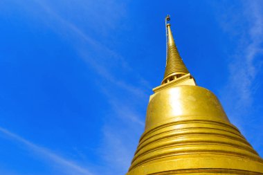 Bangkok, Tayland 'daki Altın Dağ Tapınağı' nda mavi gökyüzü arka planında Pagoda.