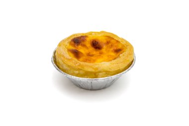 Beyaz arka planda izole edilmiş alüminyum folyo kaptaki yumurtalı tart.