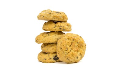 Göz hizasında fındıklı tereyağlı kurabiye. beyaz arkaplanda izole