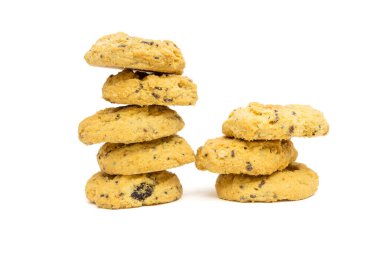 Göz hizasında fındıklı tereyağlı kurabiye. beyaz arkaplanda izole