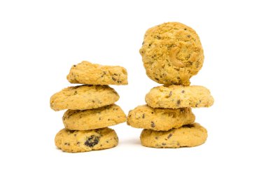 Göz hizasında fındıklı tereyağlı kurabiye. beyaz arkaplanda izole