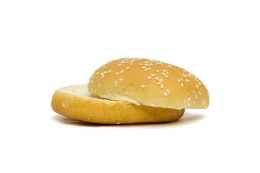 Beyaz arkaplanda izole edilmiş hamburger ekmeği