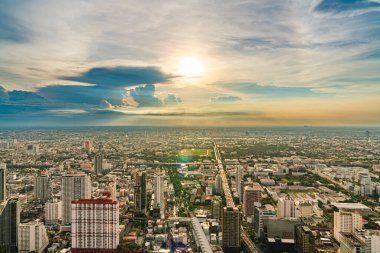 Şehirli güzel günbatımı gökyüzü. Tayland 'da gün batımında Bangkok manzarası.