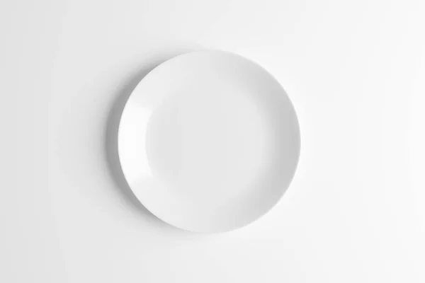 Пустая Белая Пластина Керамическая Тарелка Изолированы Белом Фоне Рендеринг Возможностью — стоковое фото