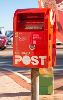 Bir sokakta Avustralya Posta Kutusu