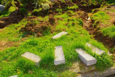 Çimde inşaat için taşlar.