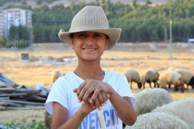 Türk, Adıyaman, 24 Temmuz-2019: genç çoban koyun bekliyor.