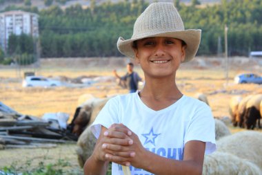 Türk, Adıyaman, 24 Temmuz-2019: genç çoban koyun bekliyor.