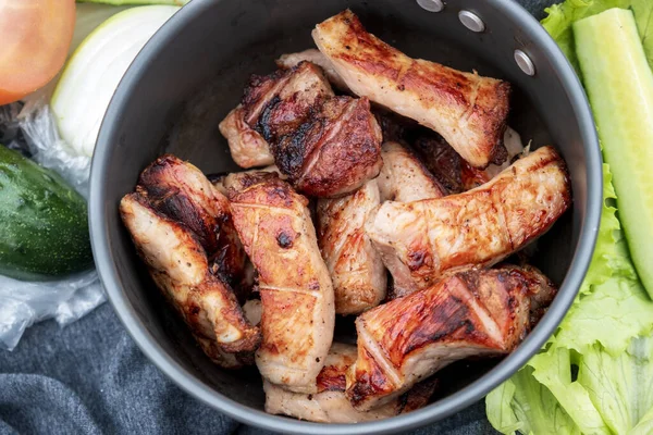 炭火で焼いた肉汁物 新鮮な野菜とボウルに肉 自然の中でピクニック 選択的フォーカス — ストック写真