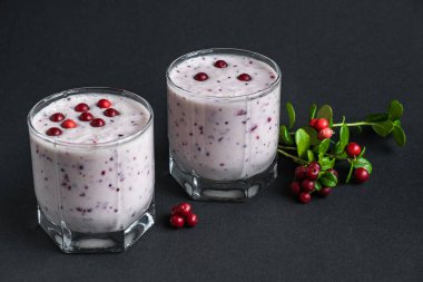 Koyu arkaplanda taze yaban mersinli milkshake. Meyveli buzlu içecek. Sağlıklı yemek, detoks ya da diyet konsepti. Boşluğu kopyala