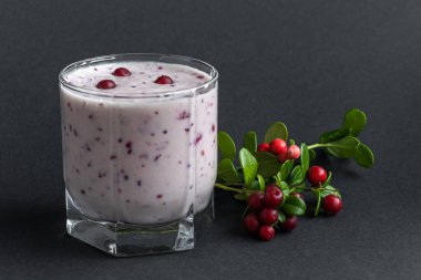 Koyu arkaplanda taze yaban mersinli milkshake. Meyveli buzlu içecek. Sağlıklı yemek, detoks ya da diyet konsepti. Boşluğu kopyala