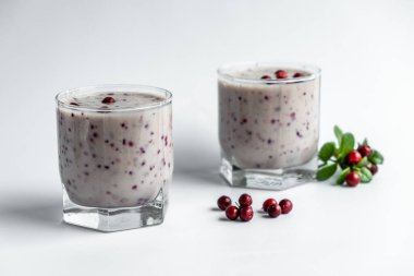 Beyaz arka planda taze yaban mersinli milkshake. Berry smoothie. sağlıklı gıda, detoks veya diyet konsepti.