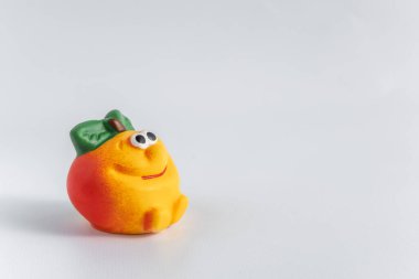 Beyaz bir arka planda plastik oyuncak elma. Yan görüş. Çocuklarla geliştirme ve oyunlar. Metin için boşluk.