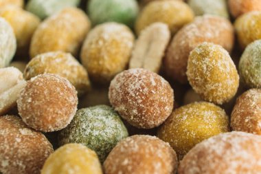 Yemek arkaplanı. Makro. Çok renkli jölelerle kaplı tuzlu fıstıklar. Lezzetli aperatif. Atıştırmalık bir şeyler yolda. Seçici odaklanma. Boşluğu kopyala.