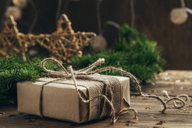 Hediyeli Noel kartı. Dekorasyon, köknar dalları ve ahşap bir arka planda konfeti. - Mutlu yıllar. Yakın plan. Boşluğu kopyala.