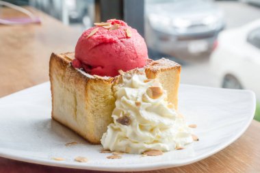 Ahududulu dondurma ve kremalı ballı tost.