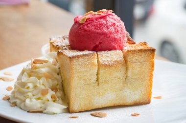 Ahududulu dondurma ve kremalı ballı tost.