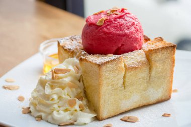 Ahududulu dondurma ve kremalı ballı tost.