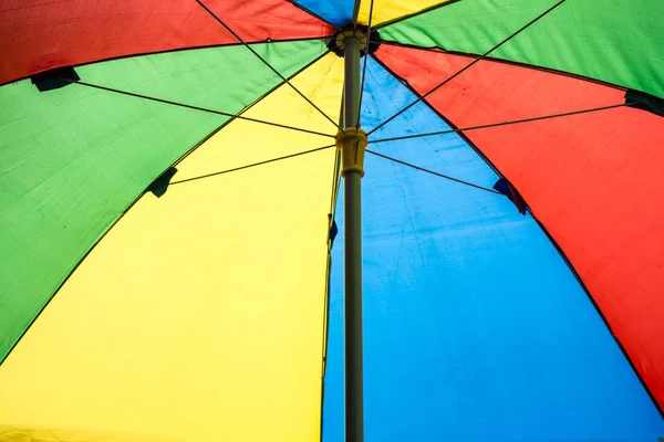 Renkli şemsiye arkaplanı altında