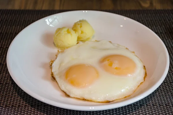 Жареные Яйца Картофельное Пюре Завтрак — стоковое фото